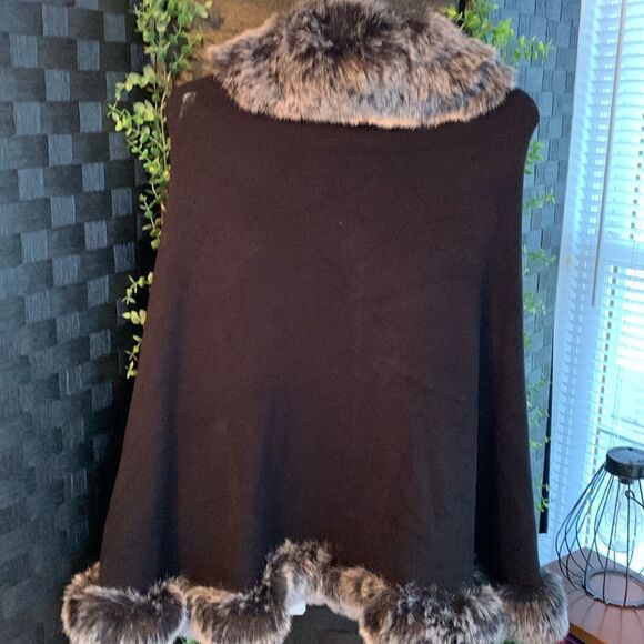 This & That black sweater poncho with two-tone faux fur (no arm holes/OSFM NWT - Picture 2 of 8